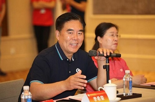 會長李希榮主持會議.jpg