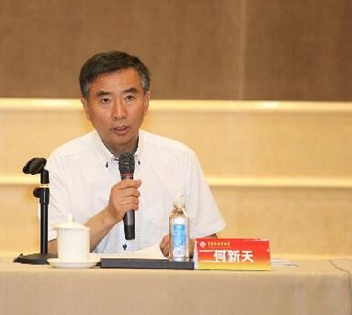 秘書長何新天進行匯報.jpg